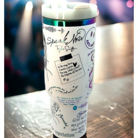 Gobelet Isotherme Édition Limitée Inspiré de Taylor Swift-LyricSip™